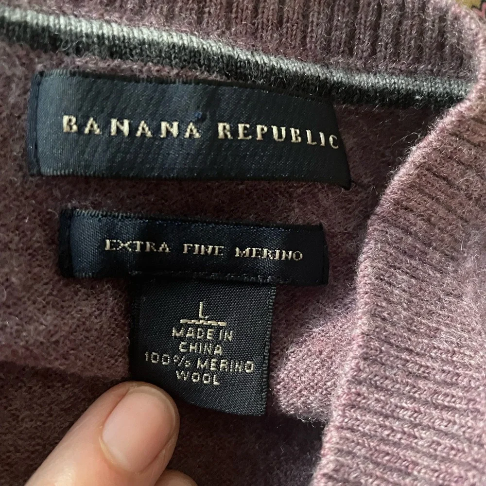 Banana Republic Men's V-Neck Sweater‎ in Wine